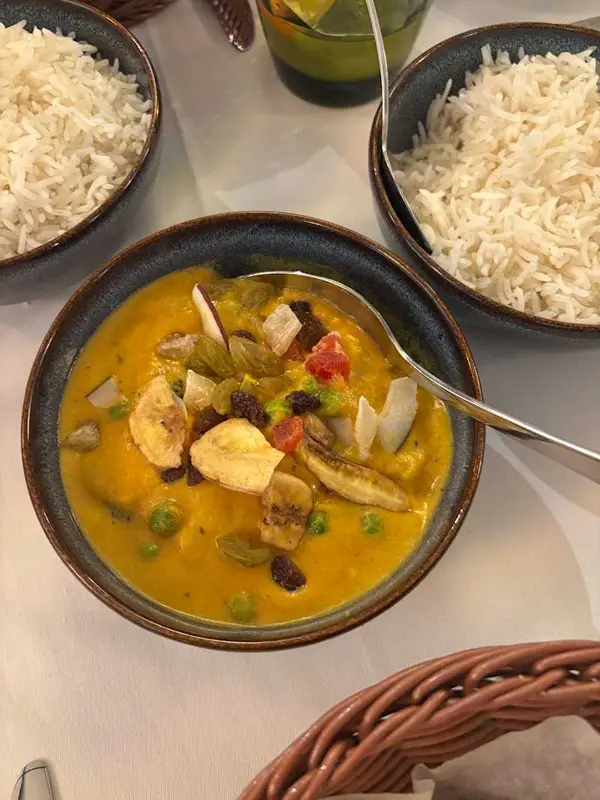 Navaratan korma — mezcla de verduras con frutos secos y crema