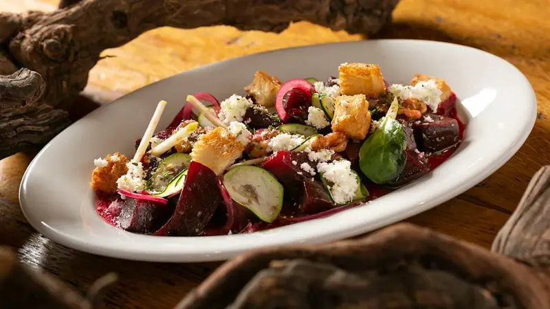 Ensalada de dos quesos de cabra, remolacha, calabacín y vinagreta de sidra de l'Empordà