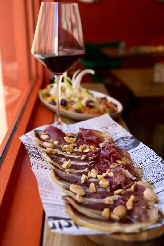 Moixama con almendras saladas