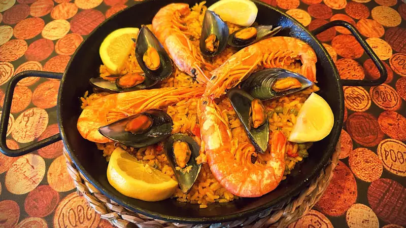 Paella de mariscos + 1 bebida (1 persona)