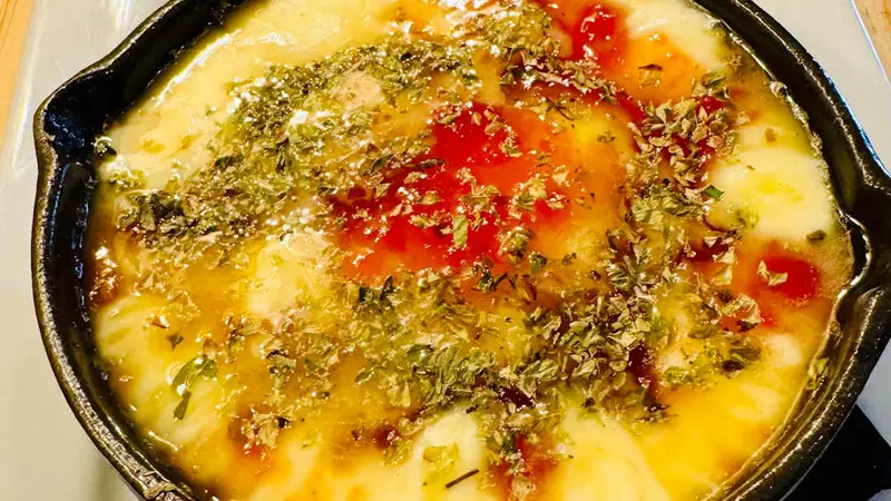 Provolone gratinado con cebolla caramelizada y mermelada de tomate