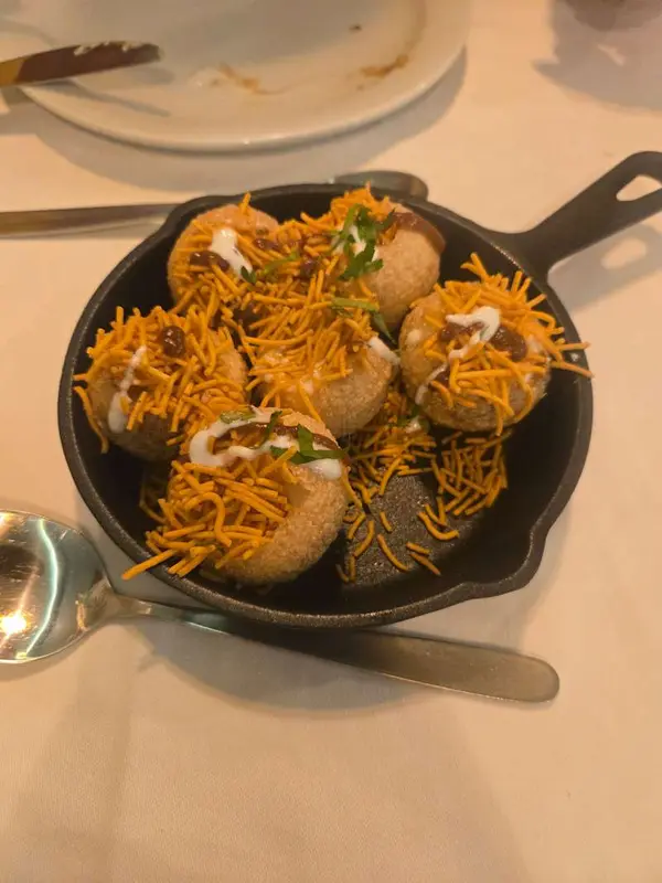 Dahi puri chat — Puri rellenas con yogur y chutneys