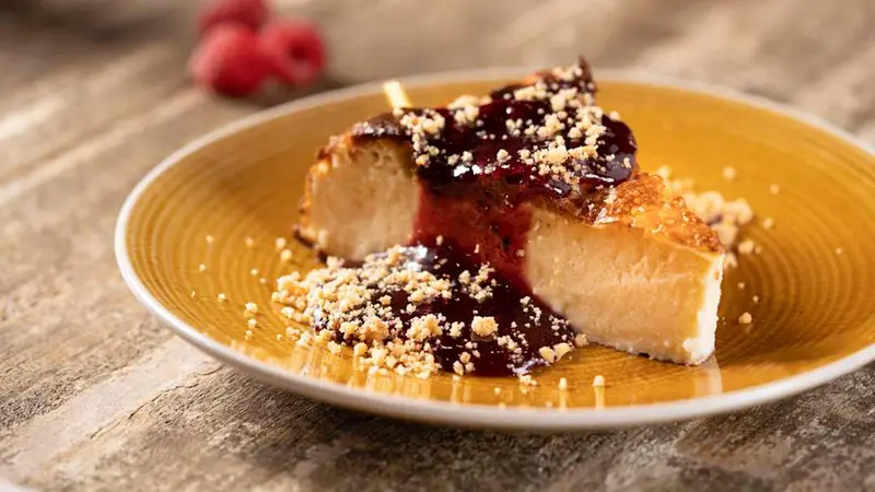 Tarta de queso estilo «La Vinya» con mermelada de frutos rojos