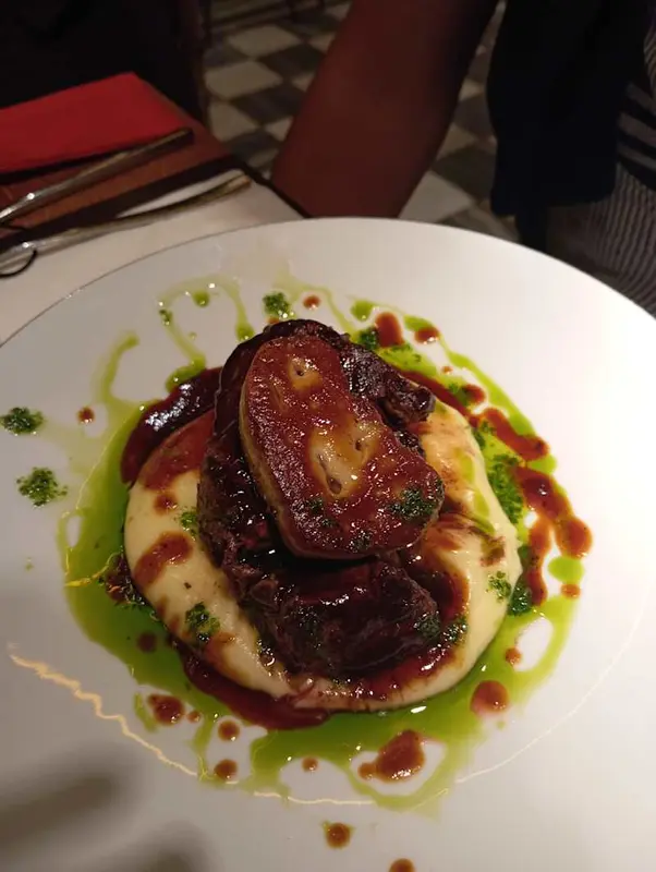 Filete de ternera con salsa española, foie y parmentier de patata