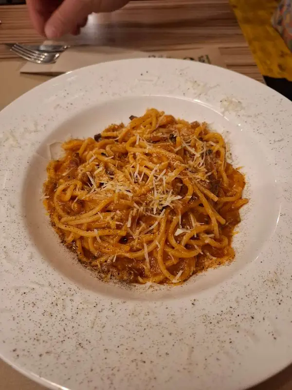 Spaghetti all’amatriciana — espaguetis a la amatriciana (guanciale y pecorino)