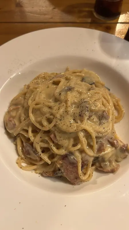 Spaghetti alla carbonara — espaguetis a la carbonara (guanciale, huevo, parmesano)