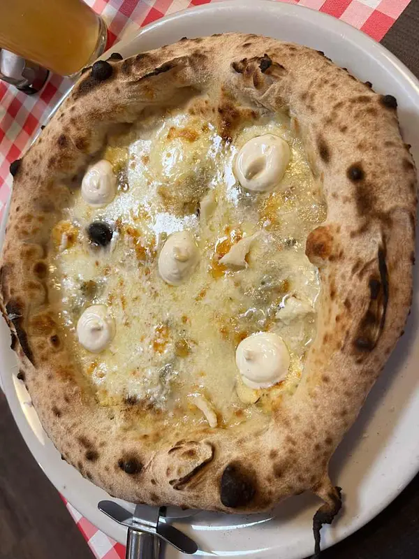 Quattro formaggi — Mozzarella, parmesano, provola, rícota y scamorza