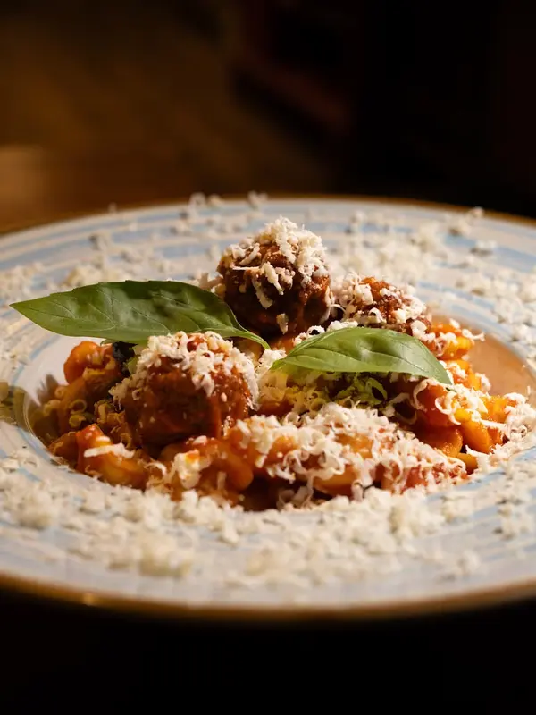 Polpette della nonna — 3 Albóndigas de ternera con salsa de tomate, albahaca y parmesano