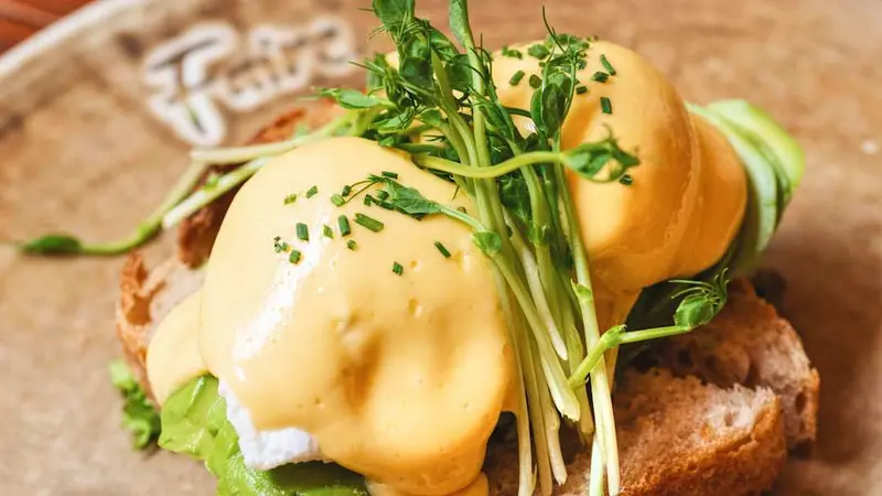 Eggs Benedict con aguacate