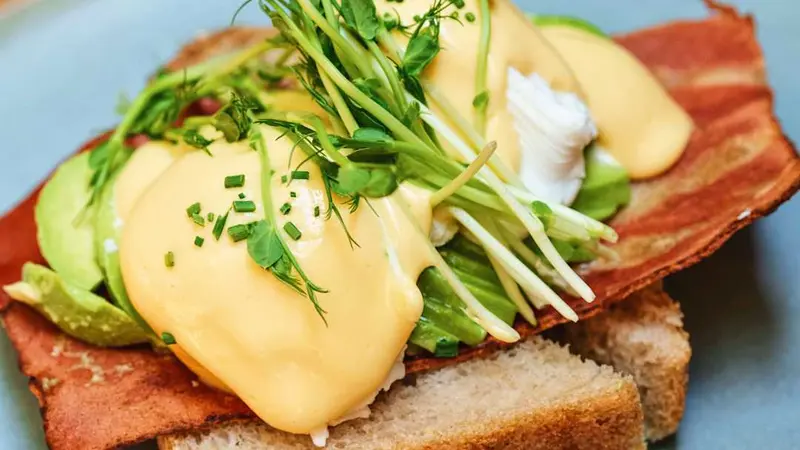Eggs Benedict supreme: aguacate y bacon