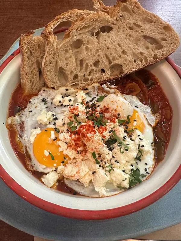 Shakshuka — 2 huevos en salsa de tomate