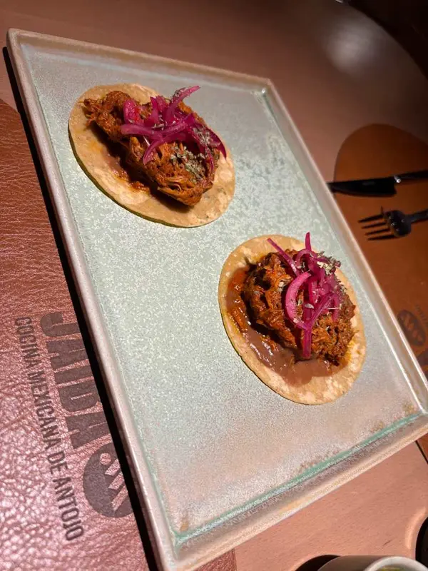 Panucho — cochinita pibil con xnipec de cebolla morada y chile habanero (2 uds)