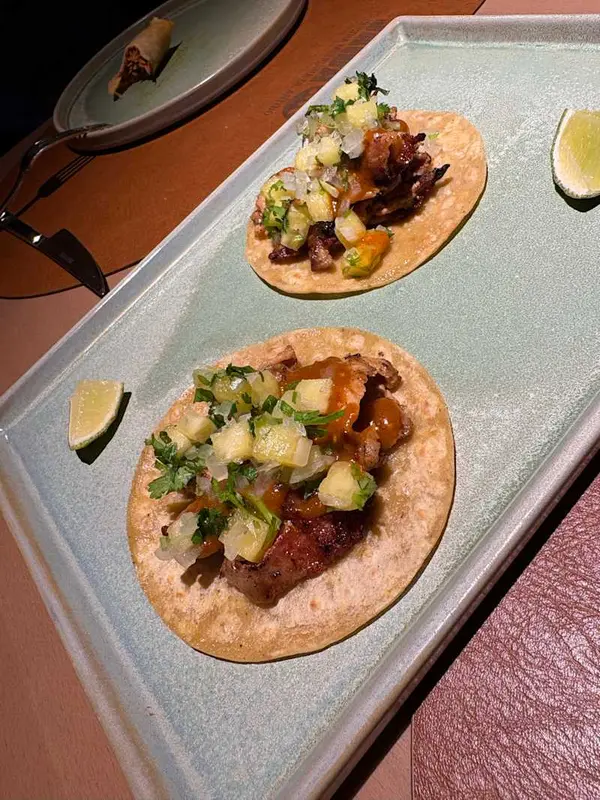 Tacos al pastor de secreto ibérico con salsa de tomate verde, chipotle y jardín de piña (2 uds)